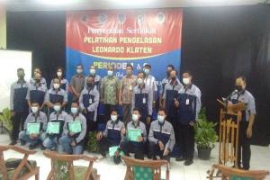 Student at Leonardo Vocational School receiving certificate.